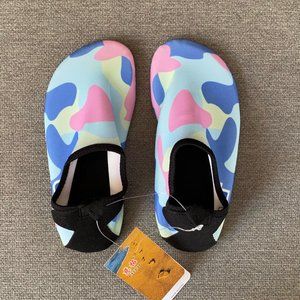 Girls Blue/Pink Camo Water Shoes (size 13.5 / 1)